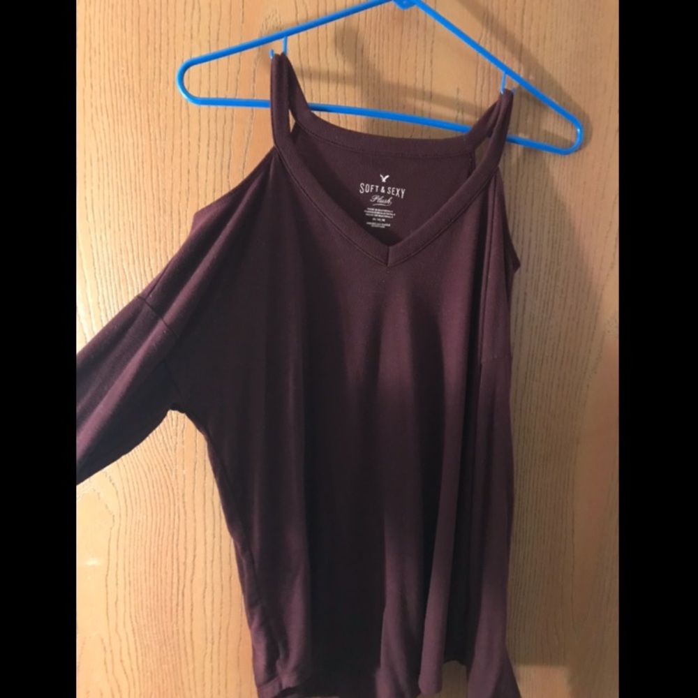 AE shoulder cutout long sleeve shirt